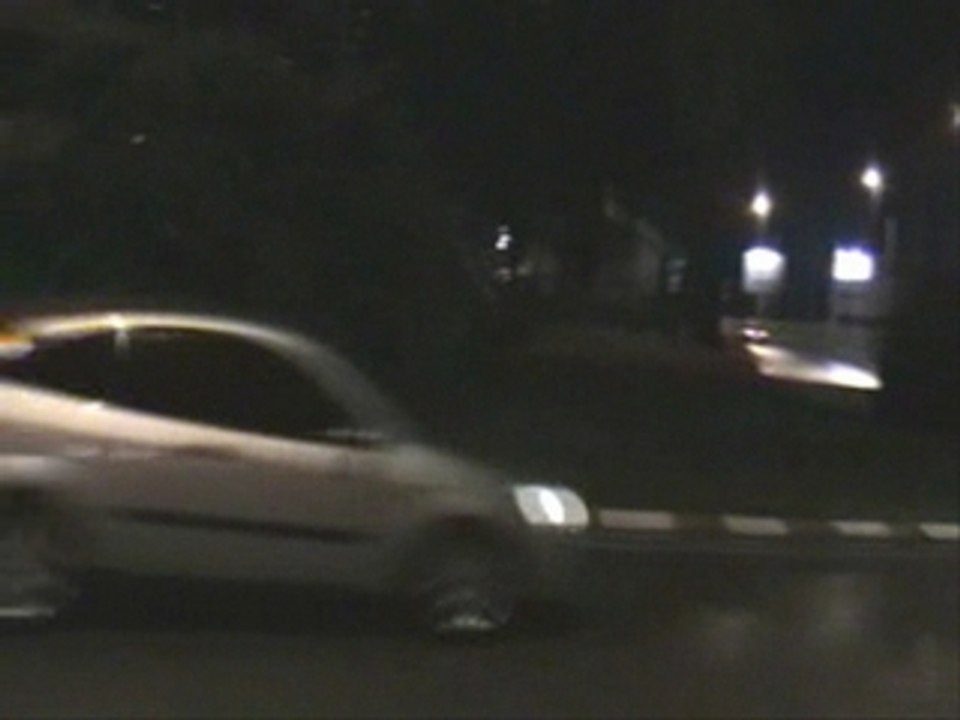 BMW 323 i  en glisse dans rond point