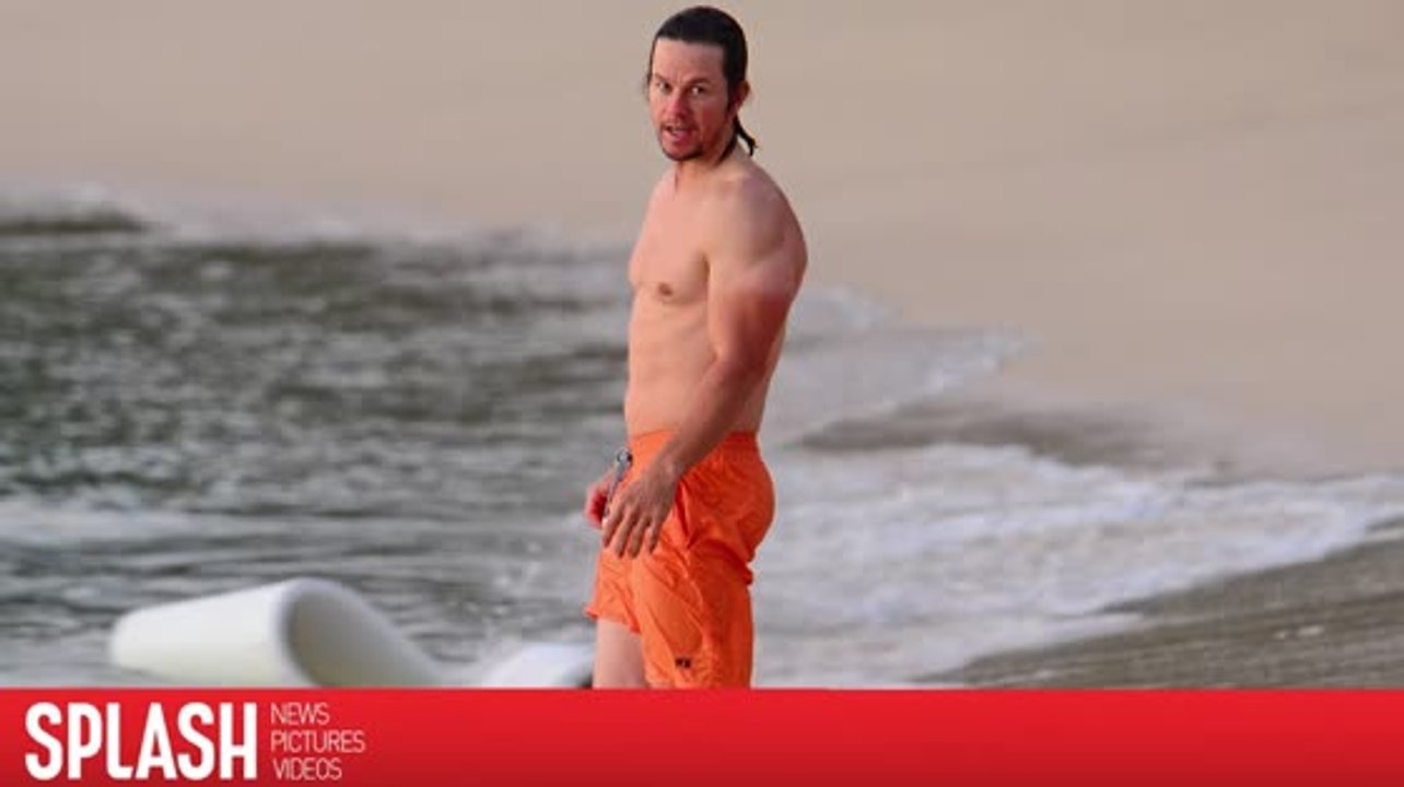Mark Wahlberg genießt den Strand von Barbados
