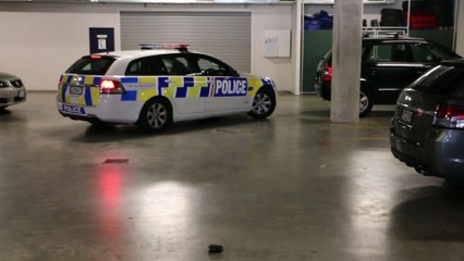 Video herunterladen: Des policiers dansent dans un parking sous-terrain en Nouvelle Zélande