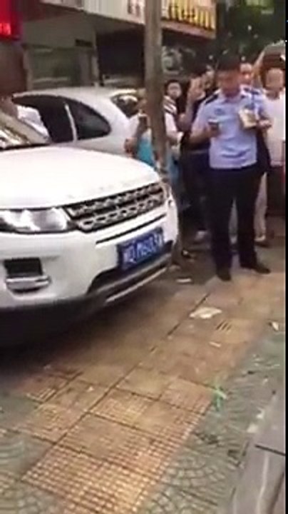 Une voiture bloque la sortie ? Défonce la avec la tienne !