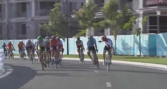 Fou de rage, le cycliste John Degenkolb vide son bidon sur un adversaire.