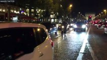 Manifestation de policiers en pleine nuit sur les Champs-Élysées