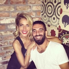 Burcu Esmersoy, Arda Turan'a Saatini Gönderdi