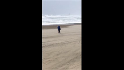 Quand de forts vents frappent la plage... Tempete de sable