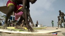 Nigéria : les surfeurs à l'assaut des vagues du port de Lagos