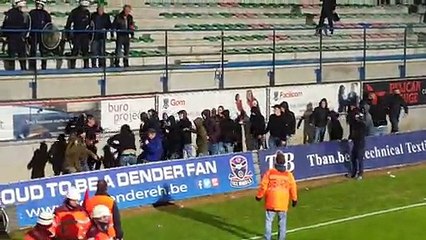 Des policiers n’interviennent pas pour aider 3 collègues se battant face à des hooligans !