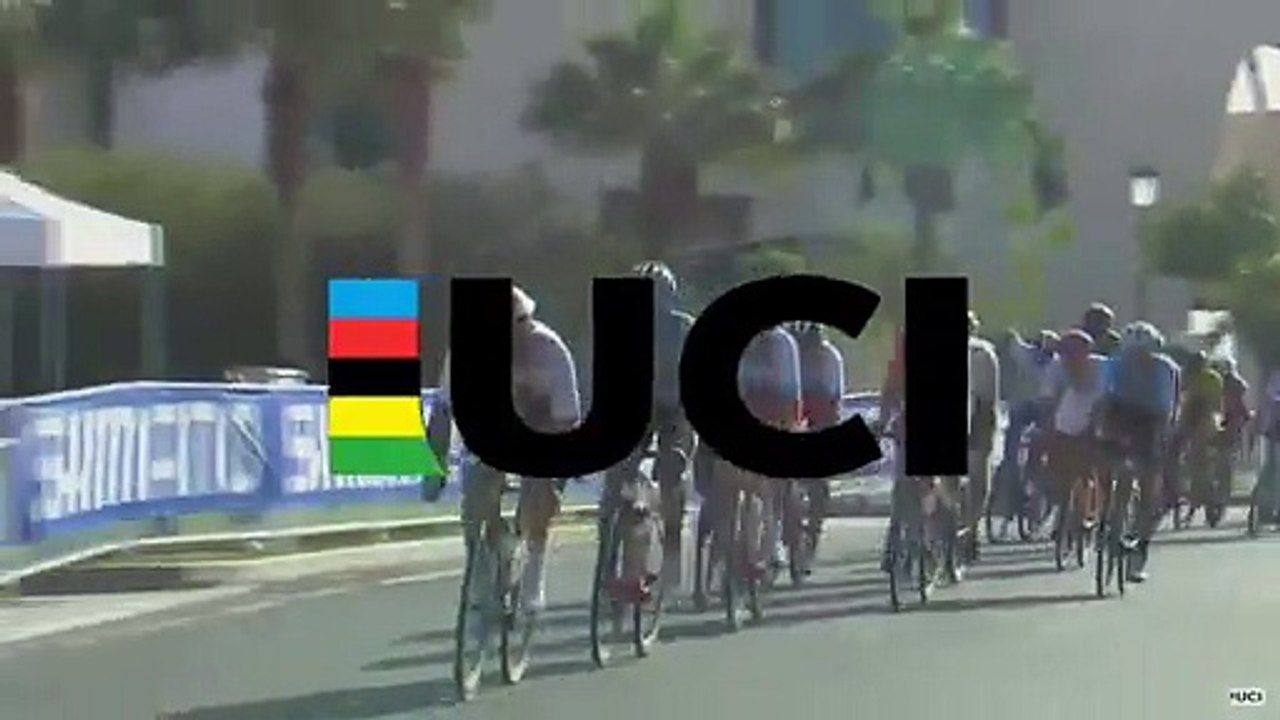 Très énervé, le cycliste John Degenkolb vide son bidon sur un adversaire