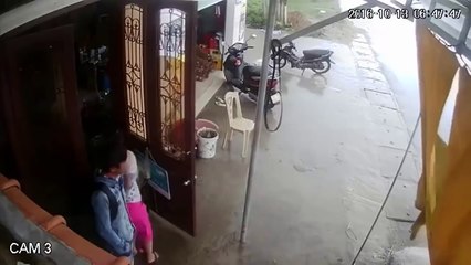 Un bus sort de la route et fonce droits sur des gens