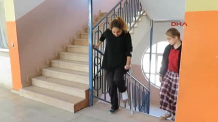 Midyat Burçin Öğretmenin Görev Aşkı, Alçıdaki Ayağı Ile Ders Veriyor