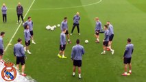 Cristiano Ronaldo le enseña trucos a Odegaard en el entrenamiento del Madrid • 2016