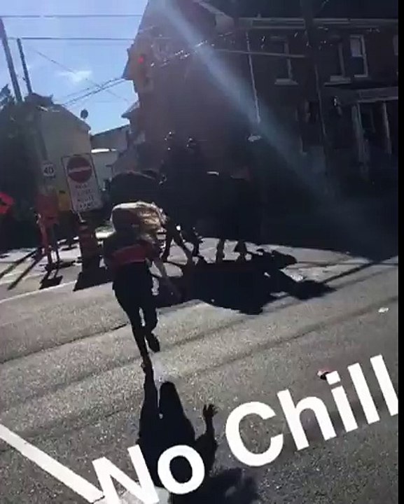 Ivre, elle se précipite vers un cheval de police...elle n'aurait pas dû !