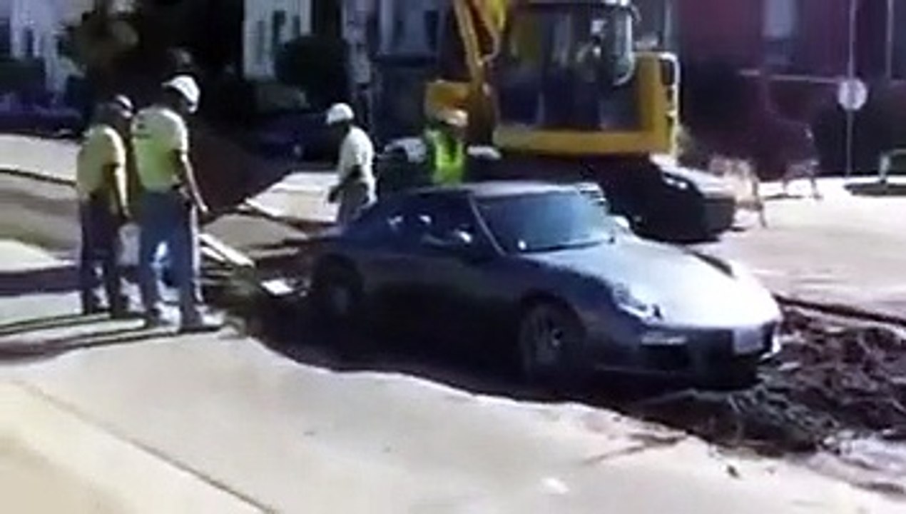 Une Porsche coincée dans le ciment