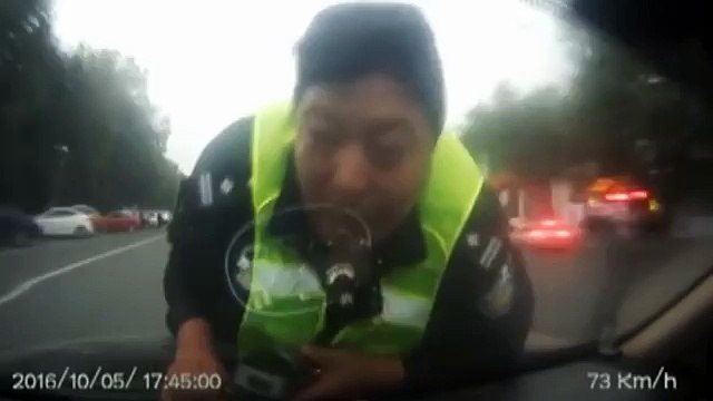 Ivre, il conduit avec un policier sur le capot (Chine)