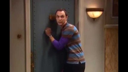 On sait enfin pourquoi Sheldon de "The Bing Bang Theory" tape trois fois à la porte