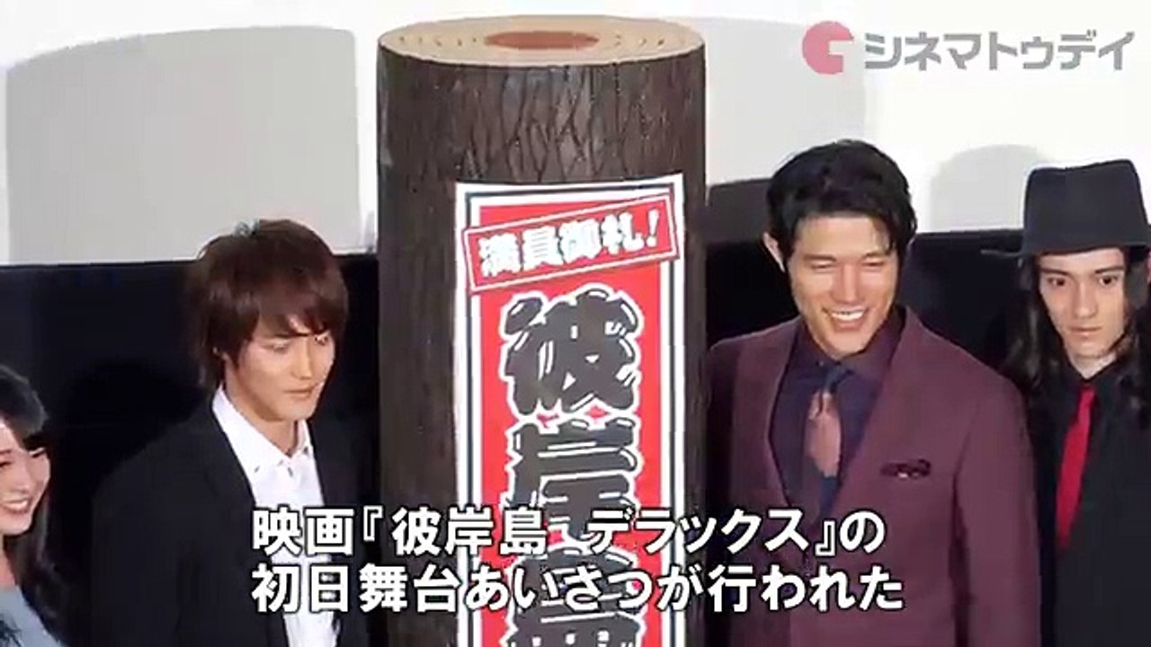 鈴木亮平、丸太を持ち上げる 映画『彼岸島　デラックス』の初日舞台あいさつ