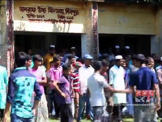 পাবনার প্রধান শিক্ষককে লাঞ্ছিত করার প্রতিবাদে মানববন্ধন