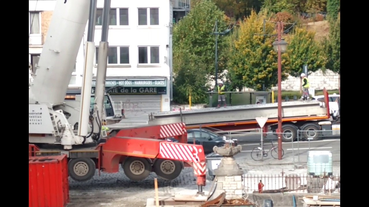 Le trou devant la gare de Verviers est en train d'être rebouché