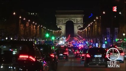 Paris : des policiers en colère manifestent de nuit