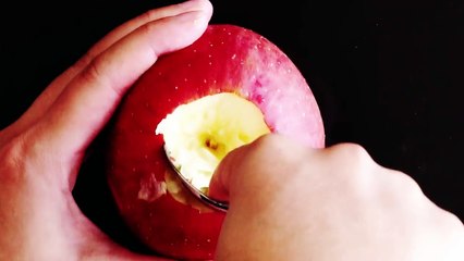 Il utilise une pâte feuilletée et une pomme pour réaliser un dessert succulent