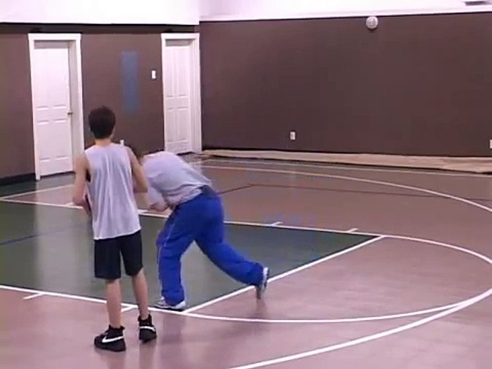 Rules and Fouls in Youth Basketball : Youth Basketball Rules: Traveling Violation