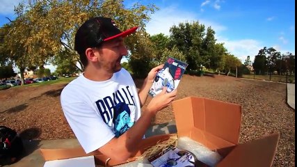 Il fait du skate avec une planche en LEGO