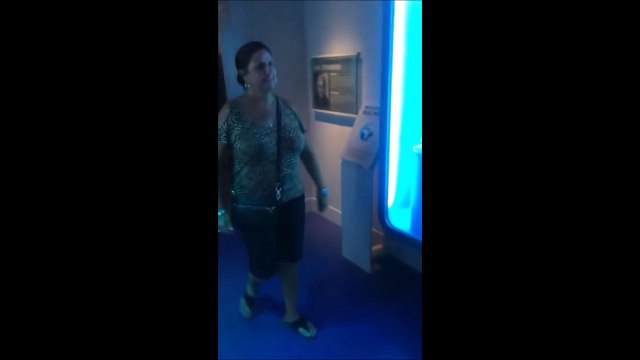 La mauvaise blague de l'attaque de requin dans un aquarium... Mamie a eu chaud aux fesses