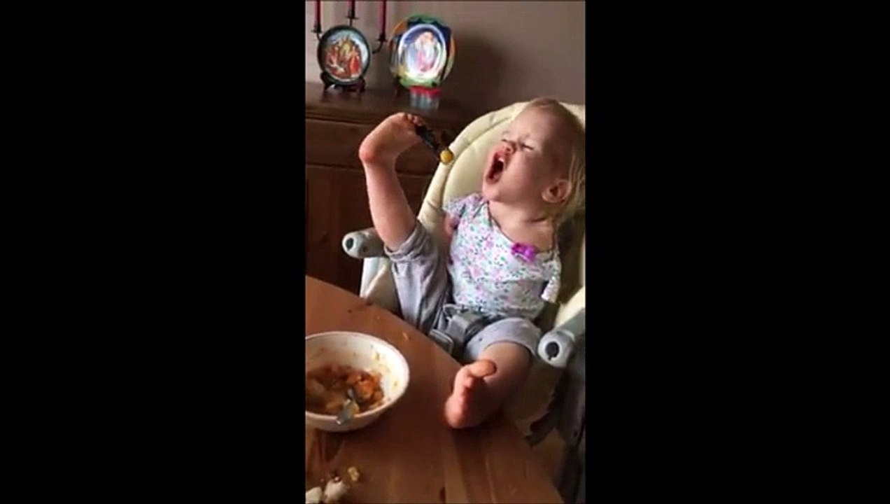 Cette fillette n'a pas de bras, elle a donc appris à tout faire avec les pieds