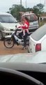 Cette maman tarée fait du scooter avec son bébé dans les bras et provoque un accident