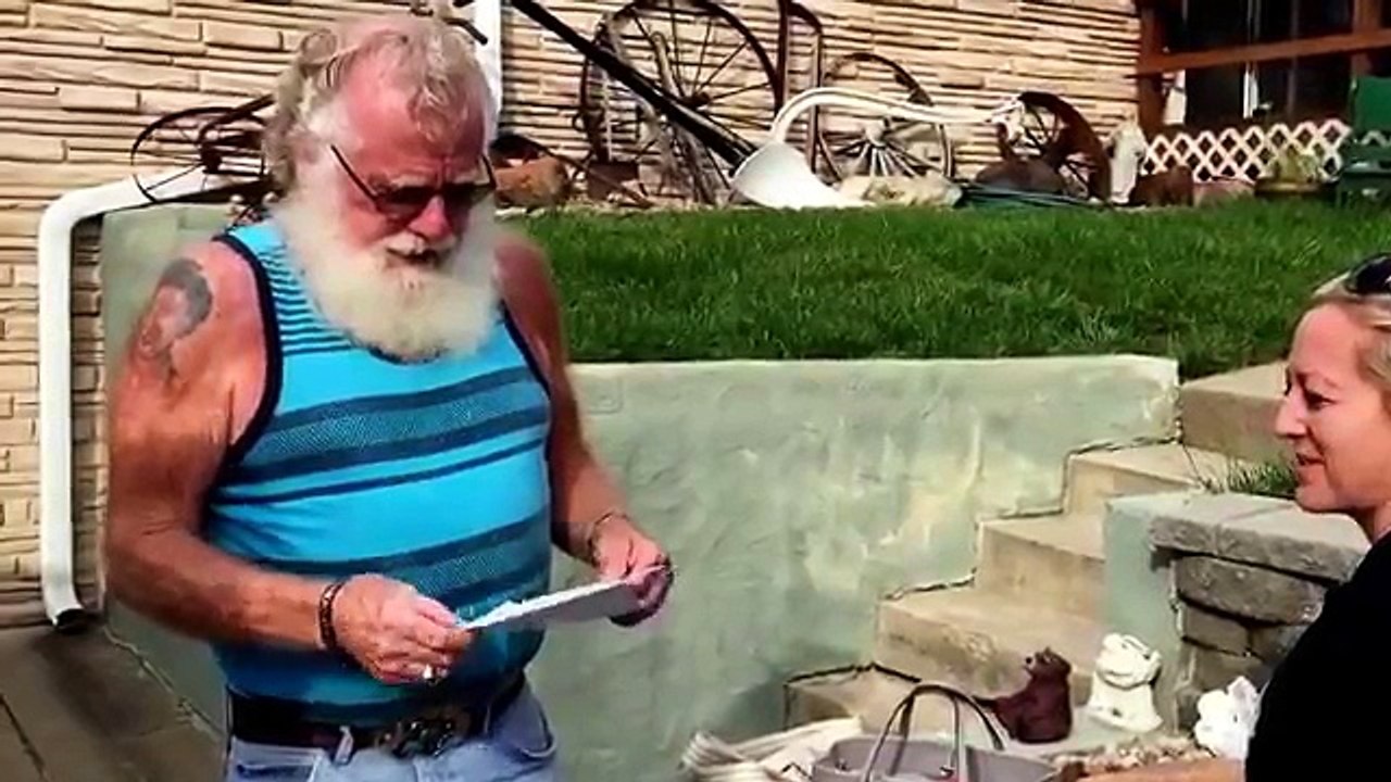 La réaction de ce papy à l'annonce de la grossesse de sa petite fille est juste hilarante