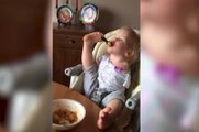 Kolları Olmayan Bebek Ayaklarıyla Yemek Yemeyi Öğrendi