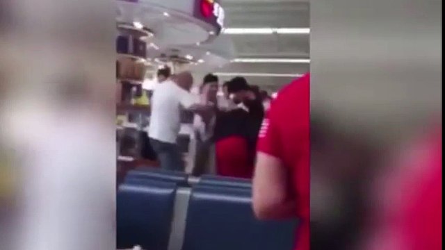 La furia de una esposa casi desnuda a la amante de su marido