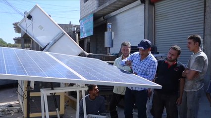 سوريون يبتكرون حلولا شمسية لتعويض قطع الكهرباء