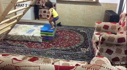 Bébé fait de la gymnastique