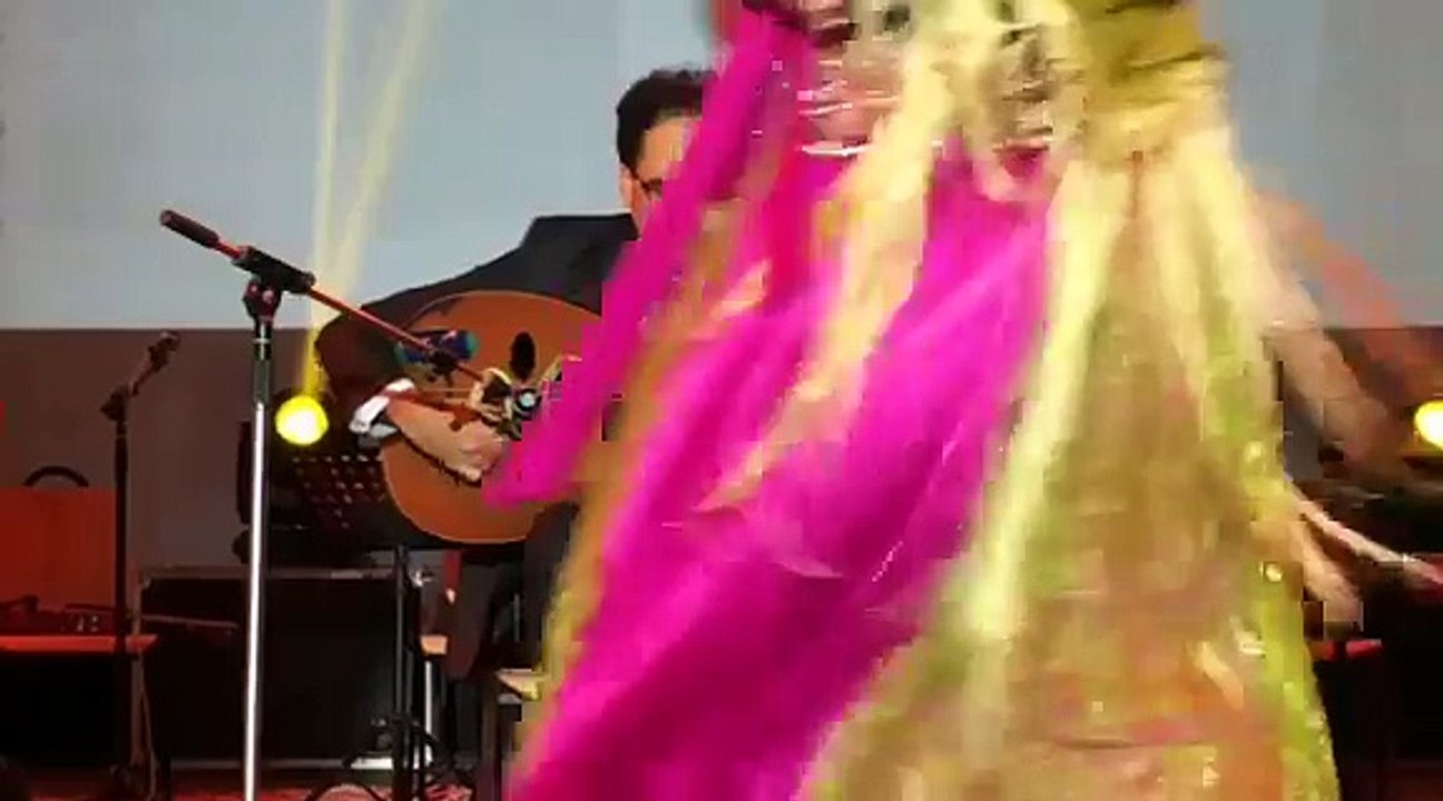 "ديو" يجمع بين وزير الثقافة التونسي الذي يعزف على العود و وزير الثقافة الجزائري الذي يلقي الشعر