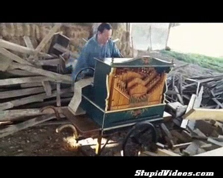 Man Plays Smooth Criminal on Barrel Organ | Videos Global