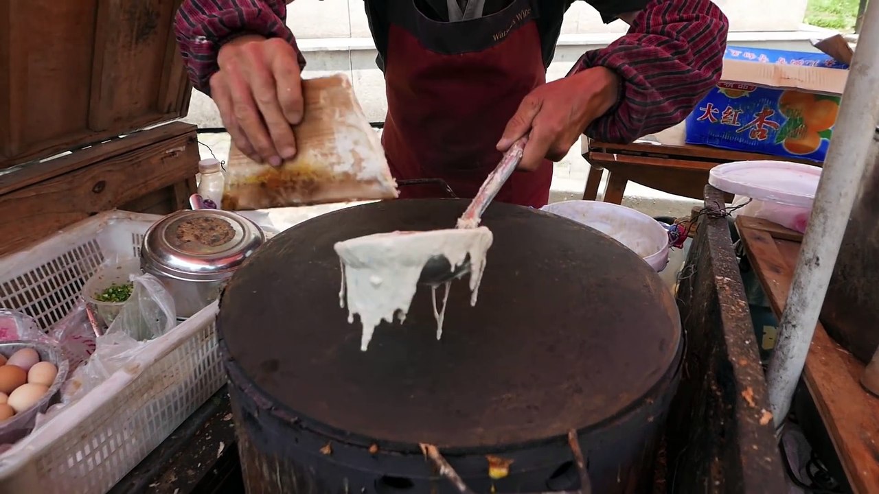 Beijing Jianbing (北京煎饼) China Street Food Breakfast Sandwich Crepe - YouTube