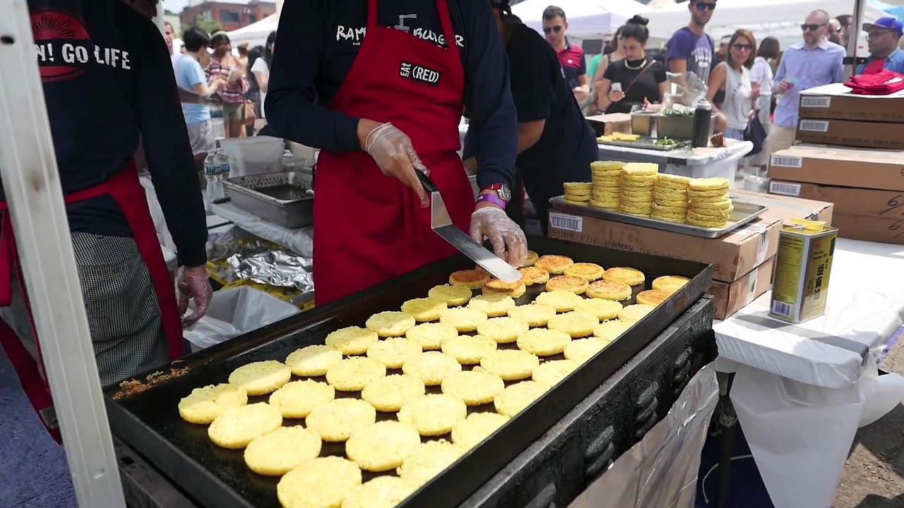 New York City Street Food - Ramen Burger 拉麵漢堡   라면 버거   ラーメンバーガー - YouTube