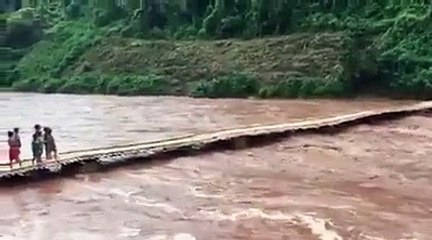 Hàng chục trẻ em bỏ chạy khi cầu sập giữa dòng nước xiết