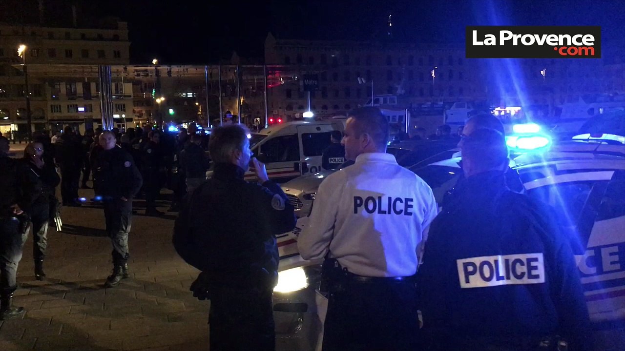 Les policiers manifestent sur le Vieux-Port à Marseille