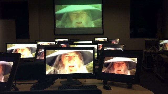 Pourrir les ordis une salle de cours à l'université avec Gandalf en boucle lol