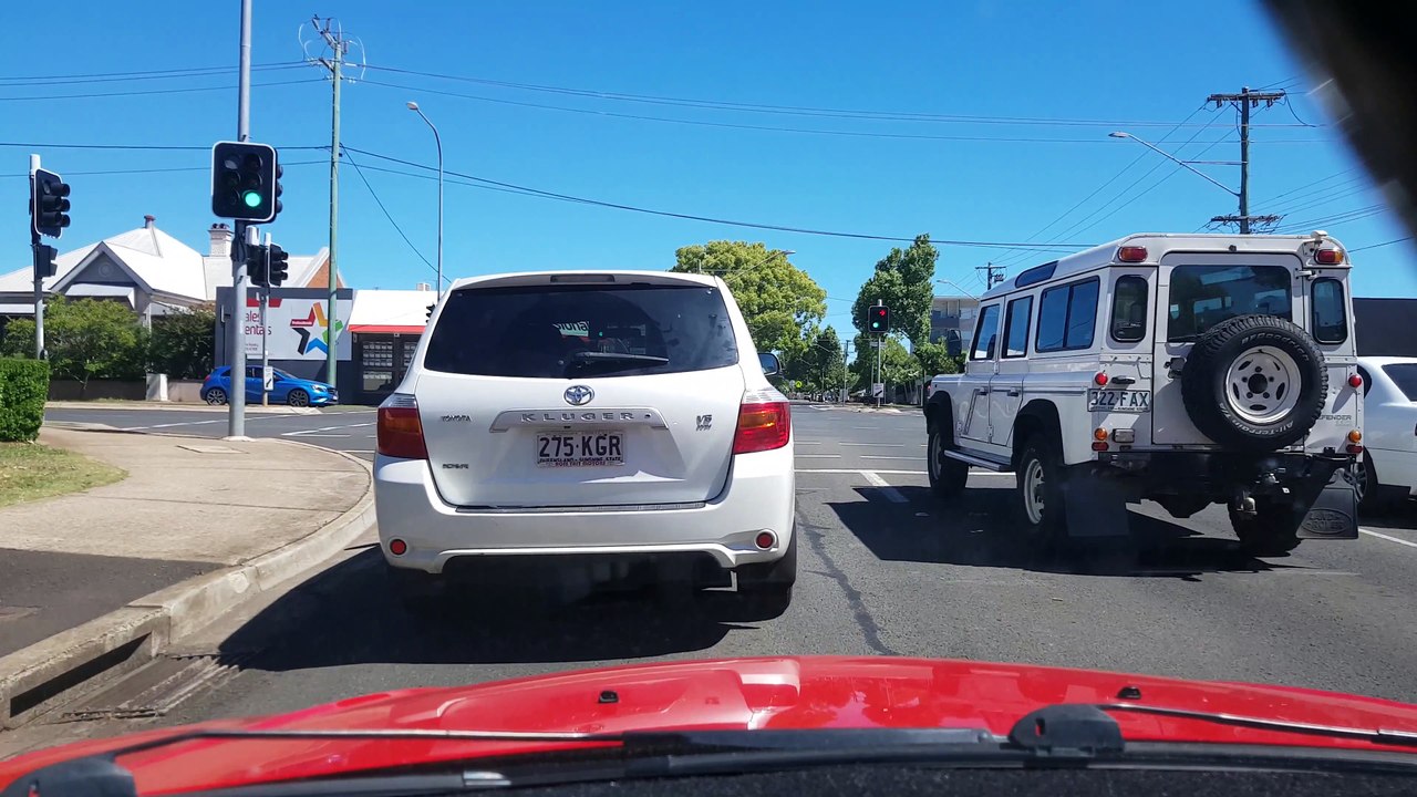 Cette piétonne à faillit se faire écraser de peu en traversant sur un passage piéton