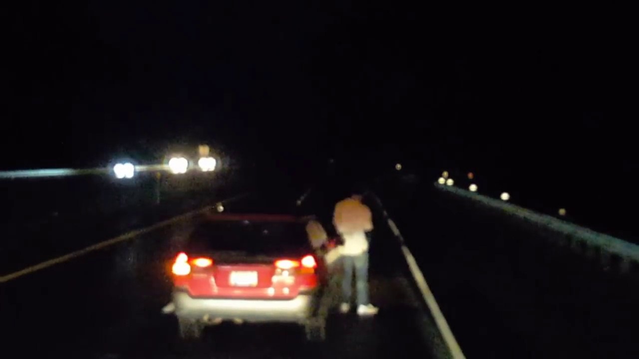 Suivre un conducteur complètement ivre au volant d'une voiture... Plaisir de conduire