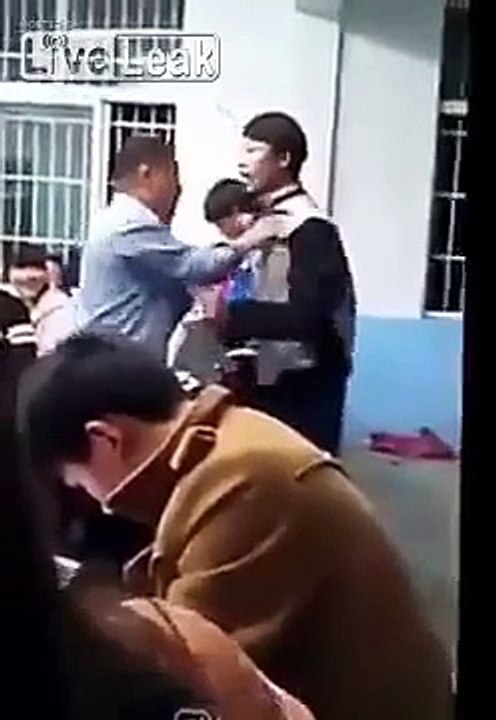 Des élèves chinois se rebellent contre un prof et s'attaquent à lui