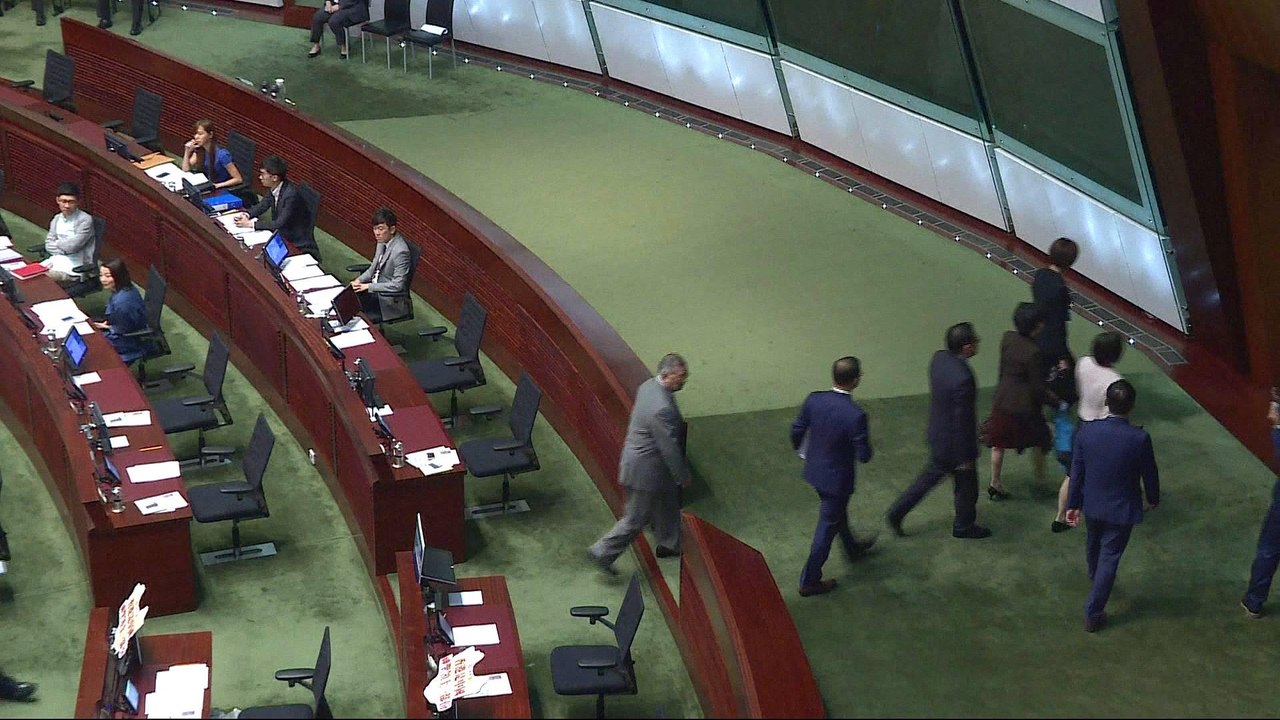 Hong Kong: Pro-Beijing lawmakers stage parliament walkout