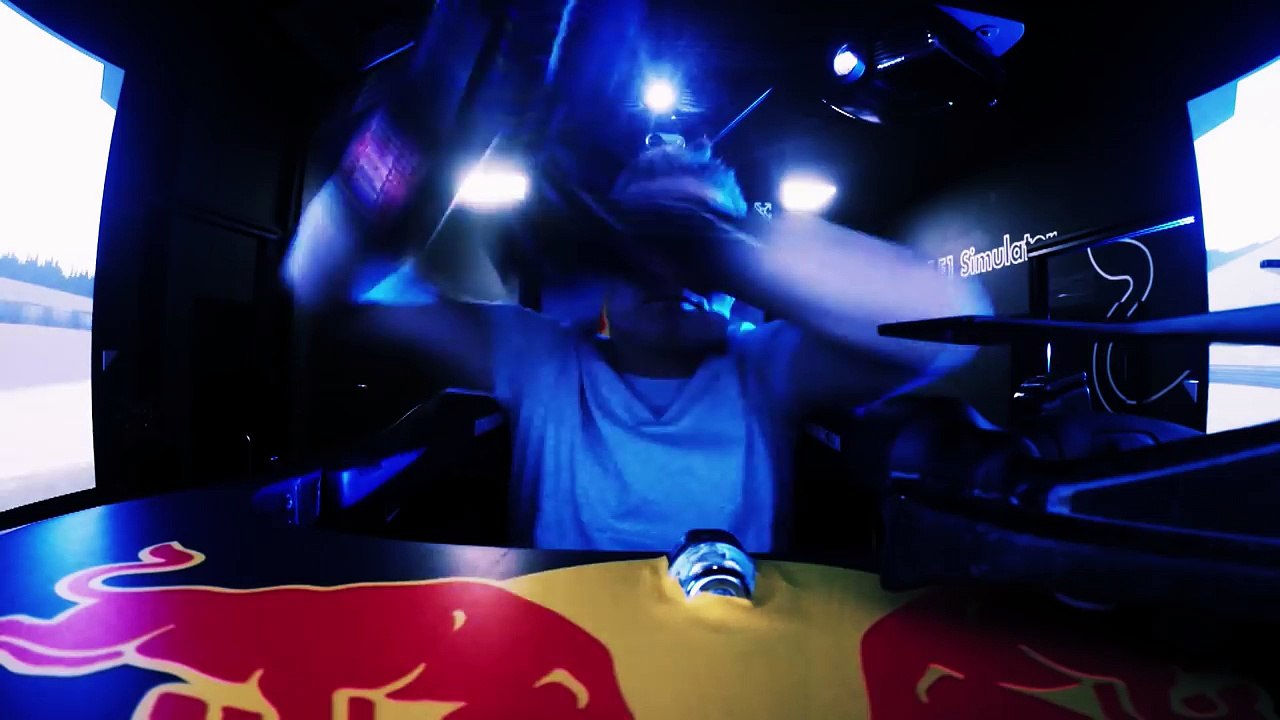The Red Bull Racing Simulator Challenge - Christian Horner-4IyiTCPhSOo