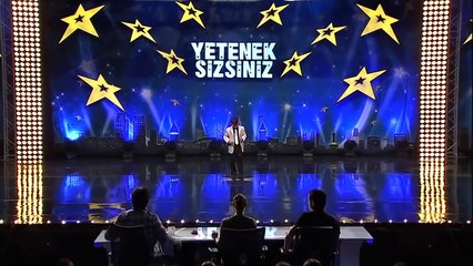 طفل-تركي-يبهر-الحكام-بصوته-ويبكيهم