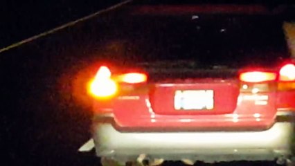 Conducteur saoul s'arrete en plein milieu d'une route pour uriner