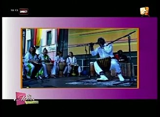 Regardez comment ce baye fall apprend le sabar au toubab