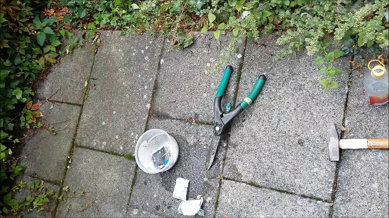 Experimente, Zerstörung und Untersuchung einer alten Lithium-Ion-Zelle