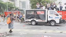 Decenas de heridos en una protesta en Manila frente a la embajada de EEUU